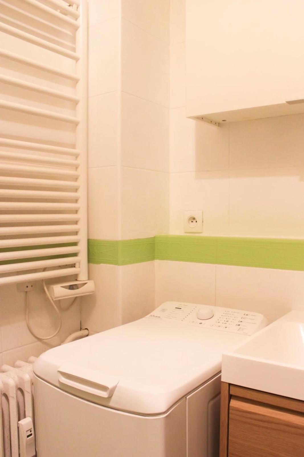 Spacious Family Nest Facing Square Des Epinette * Parijs