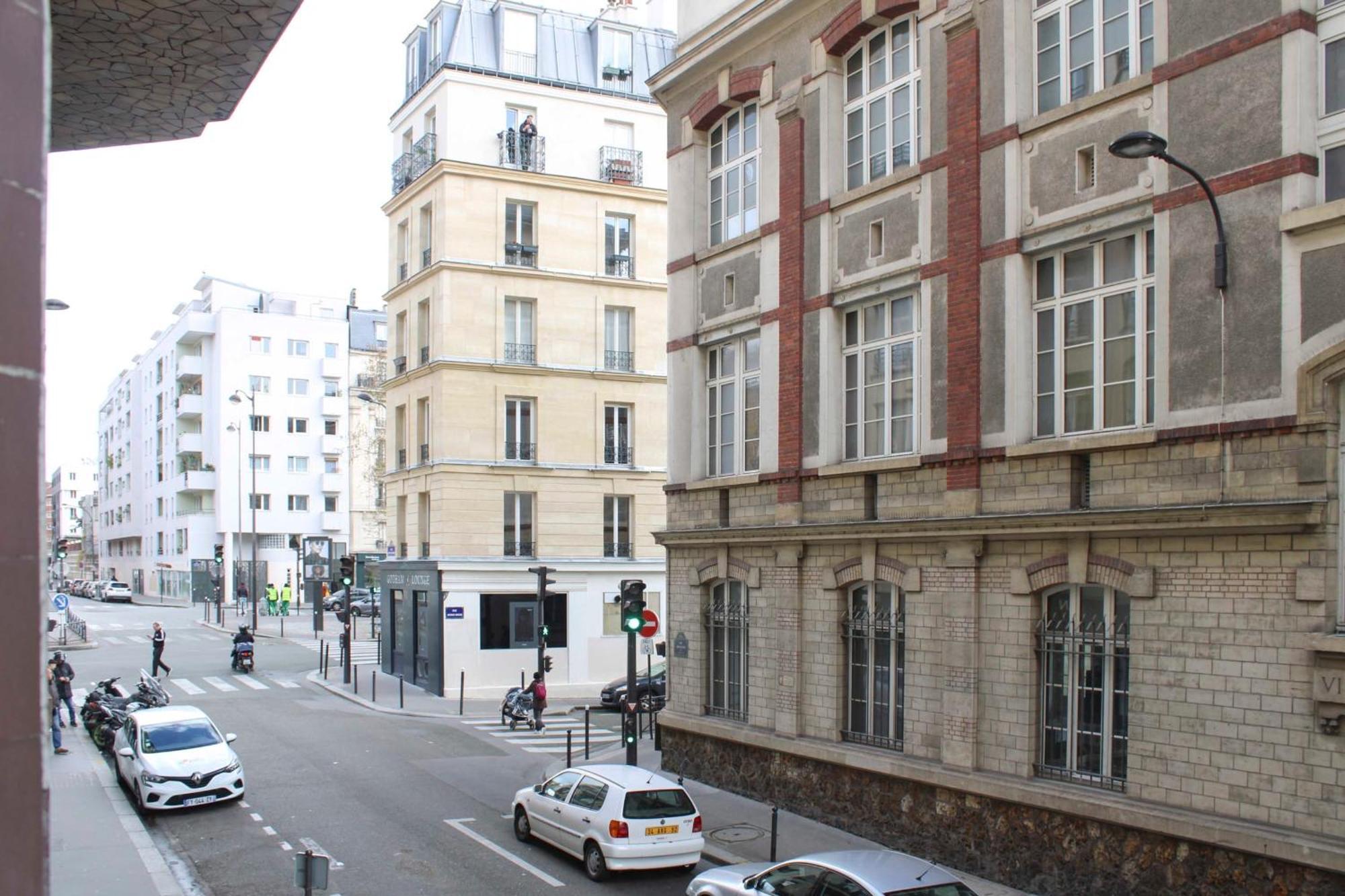 Spacious Family Nest Facing Square Des Epinette Appartement *
