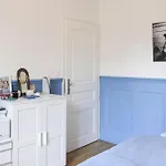 Spacious Family Nest Facing Square Des Epinette