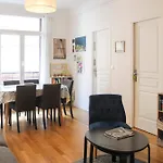 Spacious Family Nest Facing Square Des Epinette