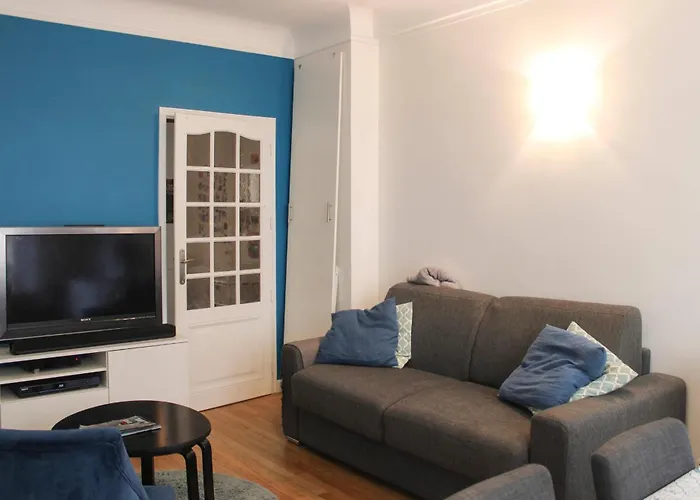 Spacious Family Nest Facing Square Des Epinette