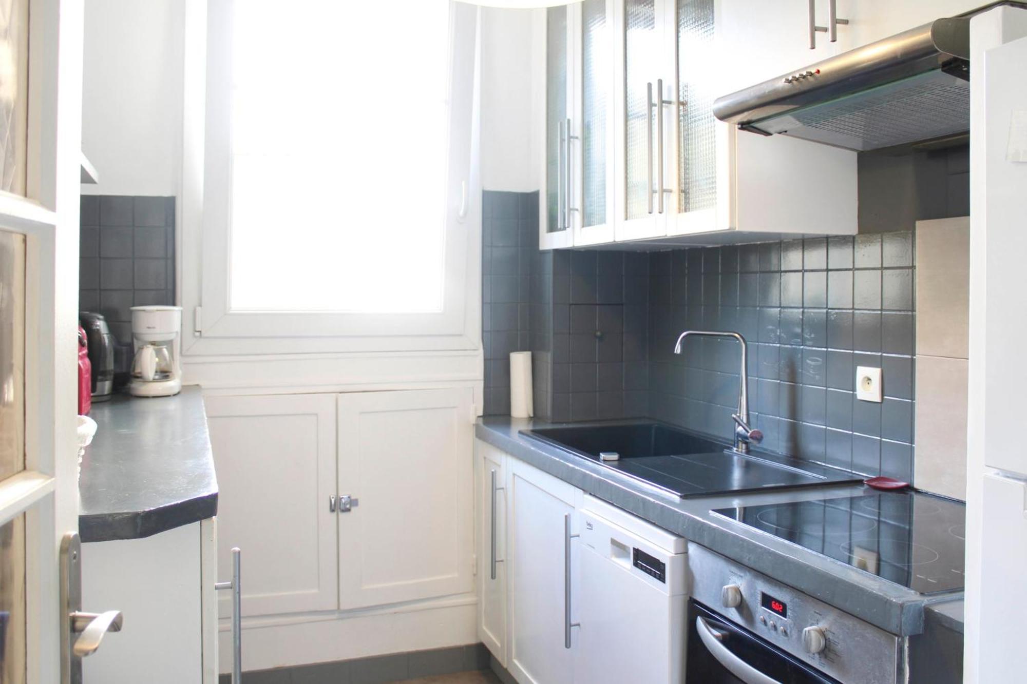 Appartement Spacious Family Nest Facing Square Des Epinette Parijs