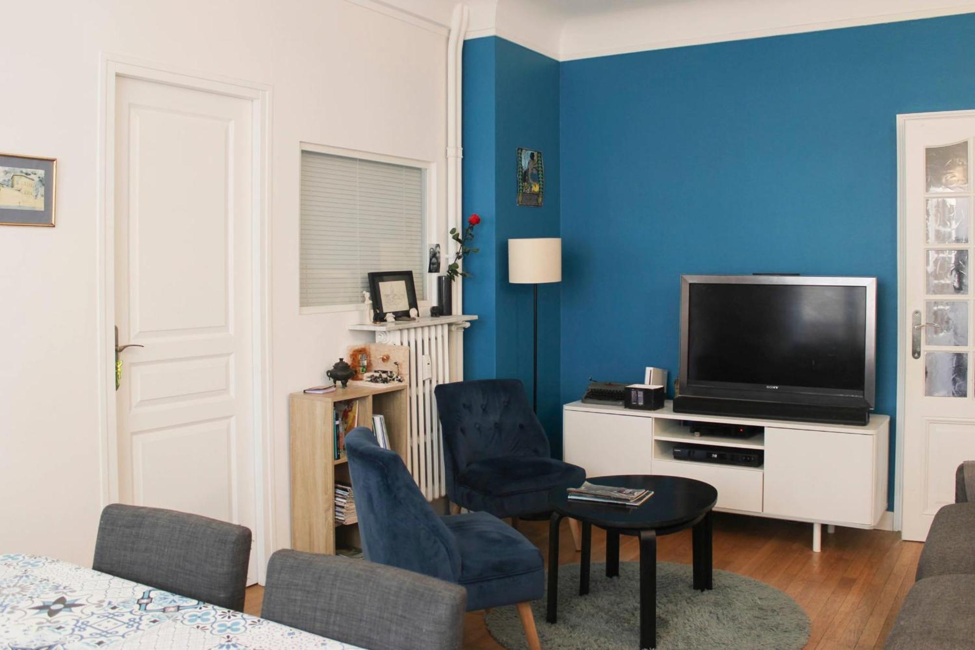 Spacious Family Nest Facing Square Des Epinette Appartement Parijs