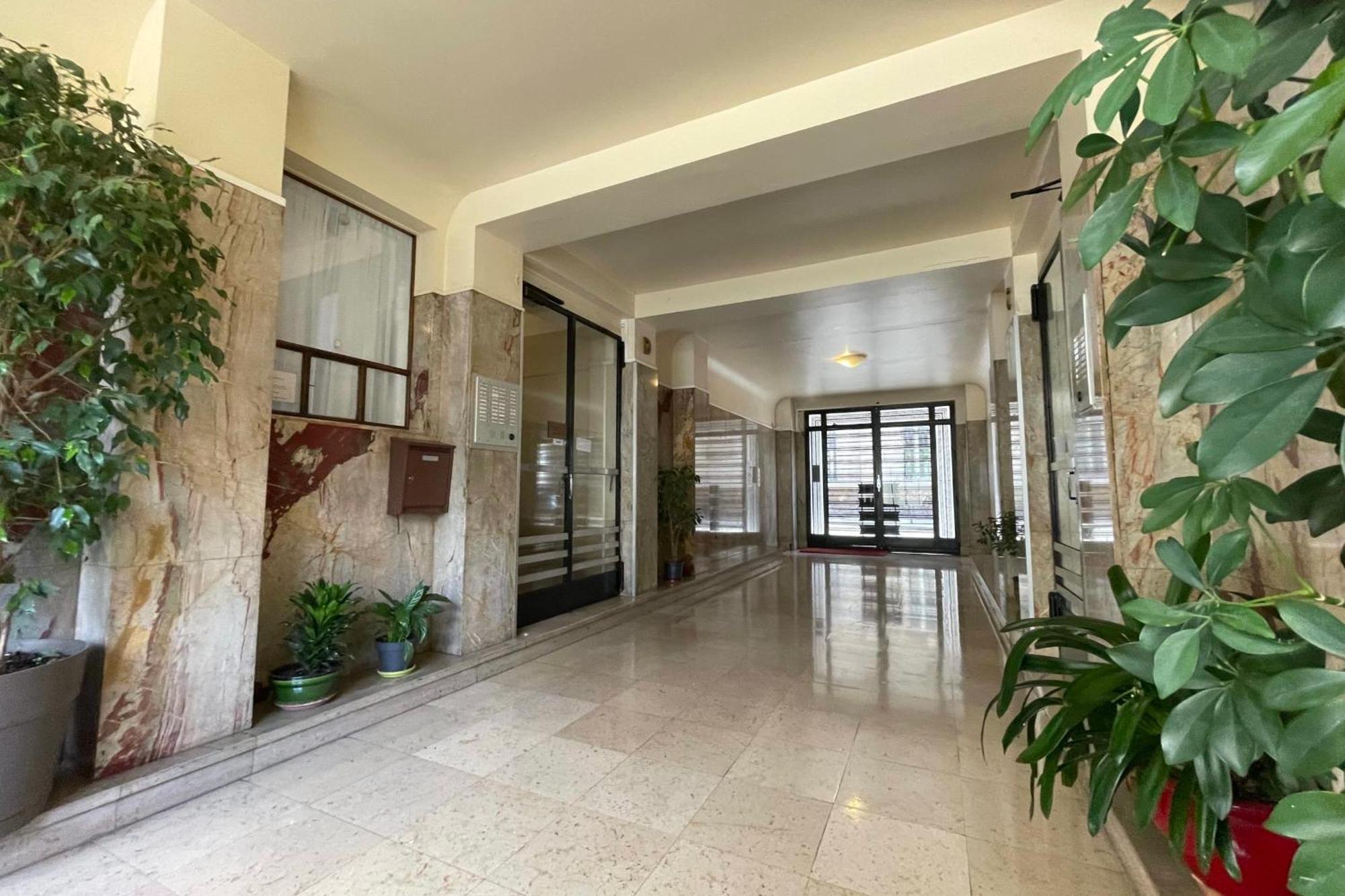Spacious Family Nest Facing Square Des Epinette Appartement Parijs
