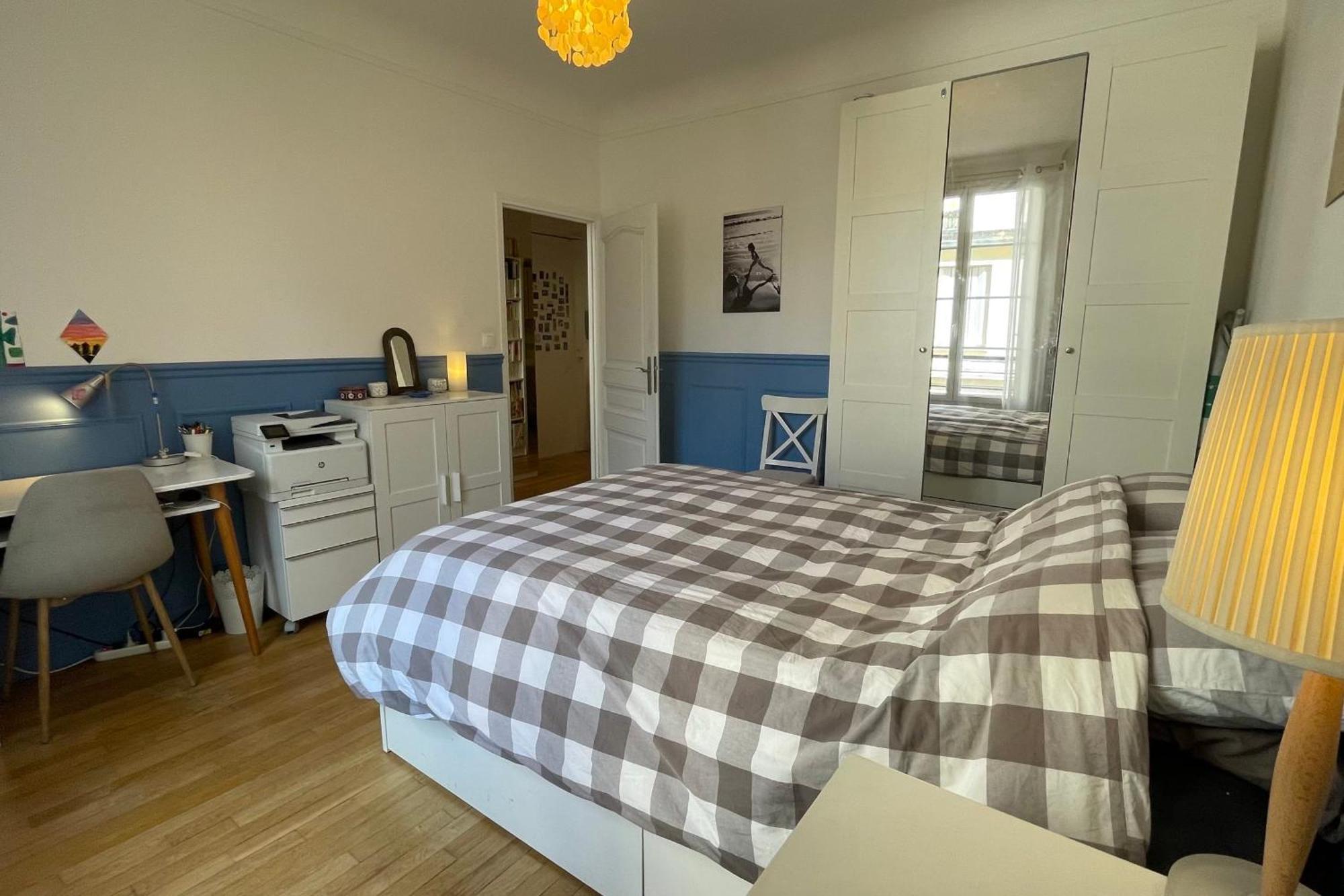 Spacious Family Nest Facing Square Des Epinette Parijs