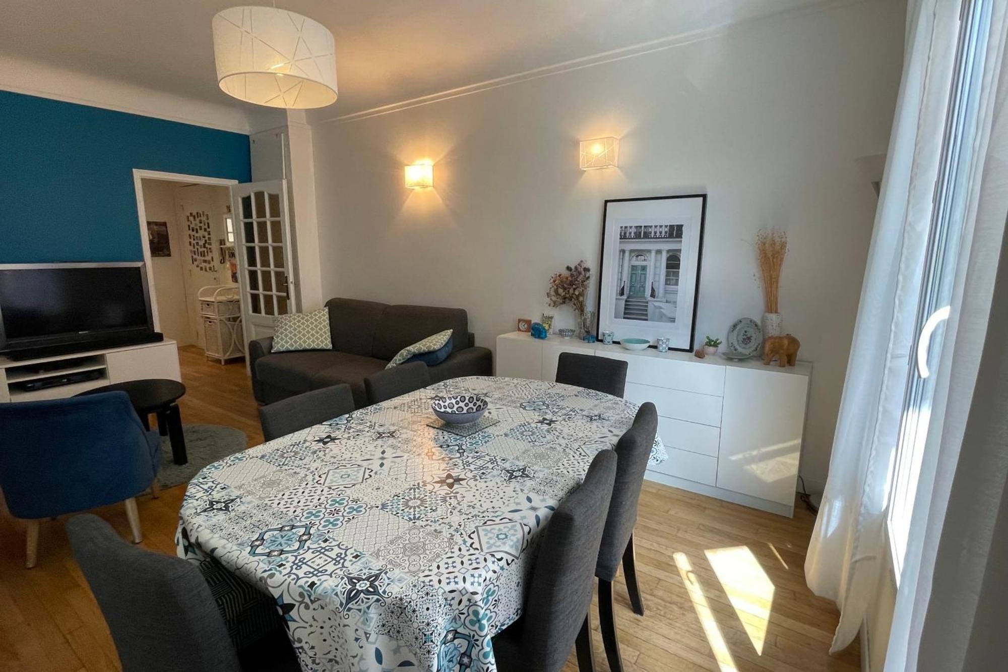 Spacious Family Nest Facing Square Des Epinette *