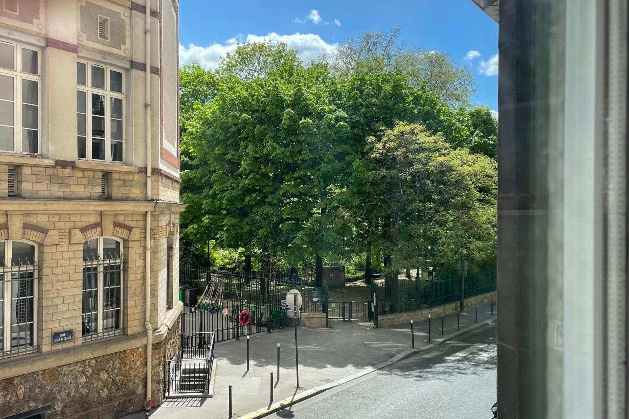 Spacious Family Nest Facing Square Des Epinette