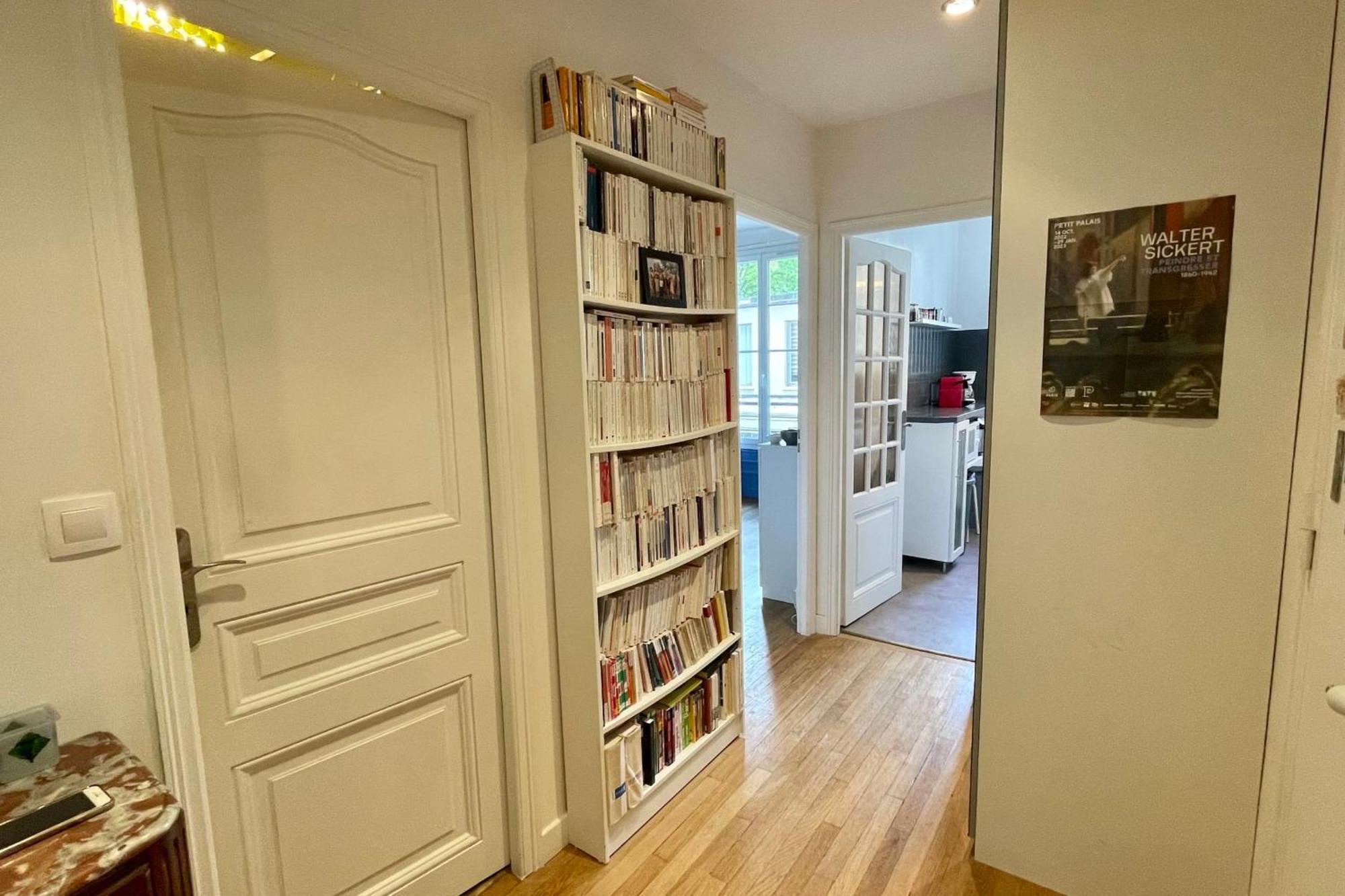 Spacious Family Nest Facing Square Des Epinette * Parijs