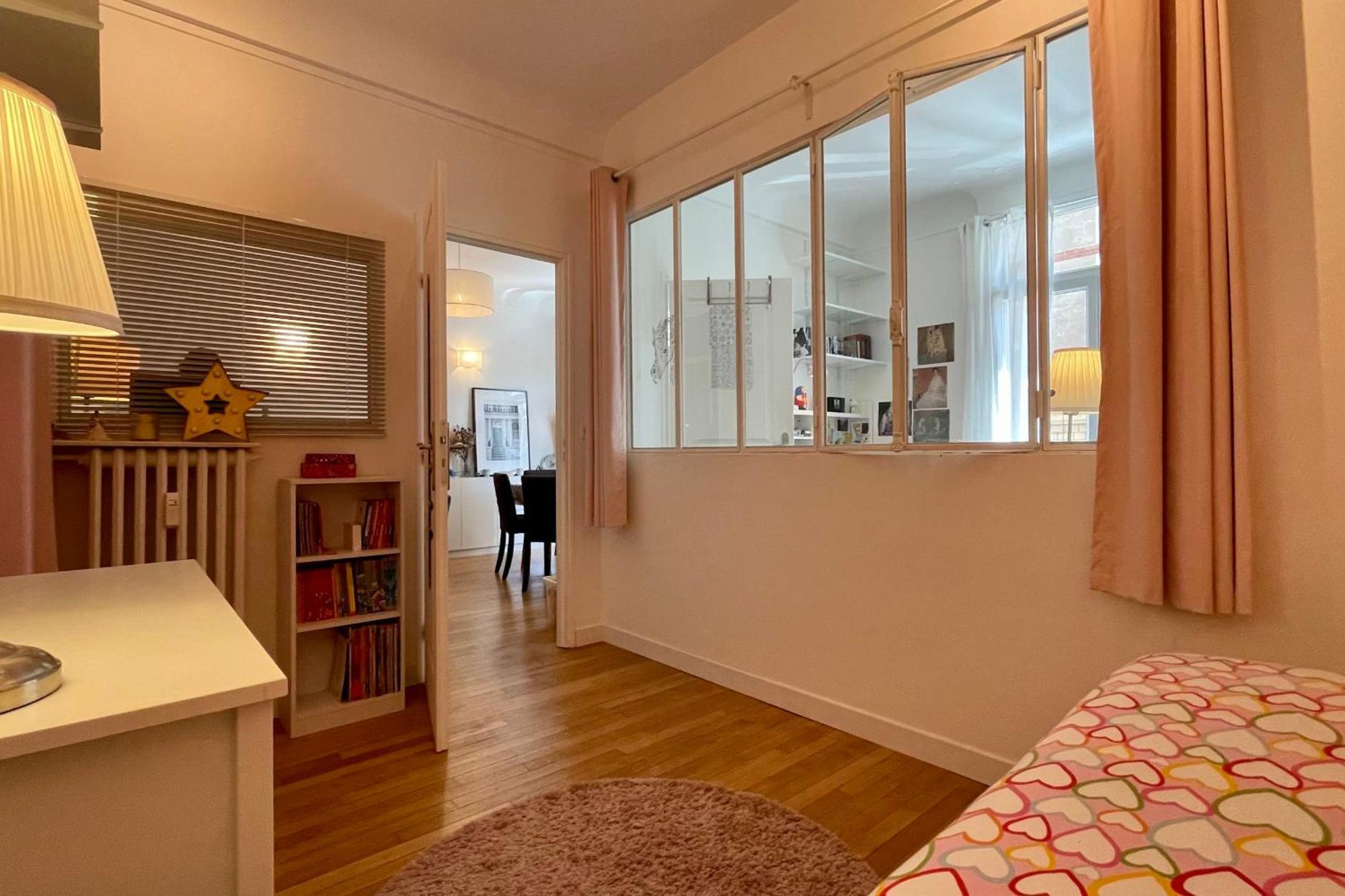 Spacious Family Nest Facing Square Des Epinette Appartement Parijs